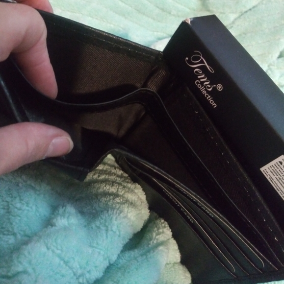 Men's bi fold black faux leather wallet attached to gift box - Picture 5 of 5